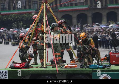 Non esclusiva: Membri della difesa Nazionale messicana che partecipano alla parata civile militare per commemorare il 214° anniversario dell'Indepen del Messico Foto Stock