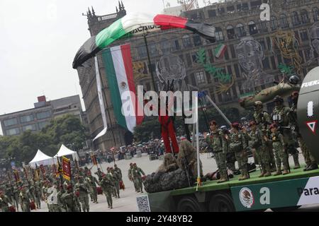 Non esclusiva: Membri della difesa Nazionale messicana che partecipano alla parata civile militare per commemorare il 214° anniversario dell'Indepen del Messico Foto Stock