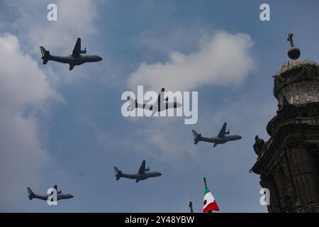 Non esclusiva: Membri della difesa Nazionale messicana che partecipano alla parata civile militare per commemorare il 214° anniversario dell'Indepen del Messico Foto Stock