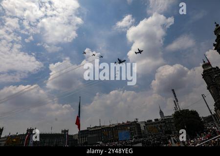 Non esclusiva: Membri della difesa Nazionale messicana che partecipano alla parata civile militare per commemorare il 214° anniversario dell'Indepen del Messico Foto Stock