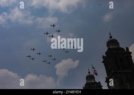 Non esclusiva: Membri della difesa Nazionale messicana che partecipano alla parata civile militare per commemorare il 214° anniversario dell'Indepen del Messico Foto Stock