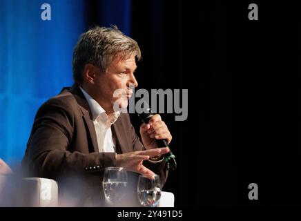 16.09.2024. Duisburg. Nationaler Stahlgipfel in der Duisburger Mercatorhalle. Hier: Dr. Robert Habeck, Vizekanzler und Bundesminister für Wirtschaft un Foto Stock