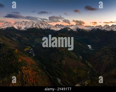 Slovacchia - Vista aerea delle cime degli alti Tatra nel parco nazionale all'alba, con colorate foglie autunnali, nebbia e colorato dorato e. Foto Stock