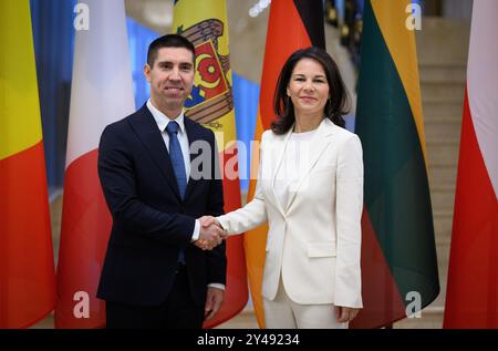 Chisinau, Moldavia. 17 settembre 2024. Mihai Popsoi, ministro degli Esteri della Repubblica moldova, dà il benvenuto ad Annalena Baerbock (Alleanza 90/Verdi), ministro degli Esteri, nella residenza statale moldava. Il ministro degli Esteri tedesco Baerbock partecipa alla riunione della Moldova Partnership Platform, una conferenza internazionale dei donatori che sostiene la Repubblica moldova, che sta particolarmente soffrendo per le conseguenze della guerra in Ucraina. La Moldavia è uno dei paesi più poveri d'Europa. Crediti: Bernd von Jutrczenka/dpa/Alamy Live News Foto Stock