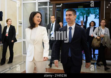 Chisinau, Moldavia. 17 settembre 2024. Mihai Popsoi, ministro degli Esteri della Repubblica moldova, dà il benvenuto ad Annalena Baerbock (Alleanza 90/Verdi), ministro degli Esteri, nella residenza statale moldava. Il ministro degli Esteri tedesco Baerbock partecipa alla riunione della Moldova Partnership Platform, una conferenza internazionale dei donatori che sostiene la Repubblica moldova, che sta particolarmente soffrendo per le conseguenze della guerra in Ucraina. La Moldavia è uno dei paesi più poveri d'Europa. Crediti: Bernd von Jutrczenka/dpa/Alamy Live News Foto Stock