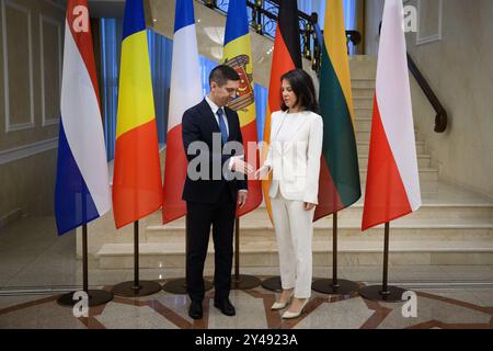 Chisinau, Moldavia. 17 settembre 2024. Mihai Popsoi, ministro degli Esteri della Repubblica moldova, dà il benvenuto ad Annalena Baerbock (Alleanza 90/Verdi), ministro degli Esteri, nella residenza statale moldava. Il ministro degli Esteri tedesco Baerbock partecipa alla riunione della Moldova Partnership Platform, una conferenza internazionale dei donatori che sostiene la Repubblica moldova, che sta particolarmente soffrendo per le conseguenze della guerra in Ucraina. La Moldavia è uno dei paesi più poveri d'Europa. Crediti: Bernd von Jutrczenka/dpa/Alamy Live News Foto Stock