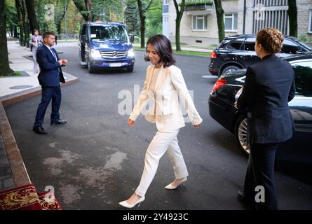 Chisinau, Moldavia. 17 settembre 2024. Annalena Baerbock (Alleanza 90/Verdi), Ministro degli Esteri, partecipa ad una riunione dei co-organizzatori della conferenza presso la residenza statale moldava. Il ministro degli Esteri tedesco Baerbock partecipa alla riunione della "piattaforma di partenariato per la Moldova”, una conferenza internazionale dei donatori che sostiene la Repubblica moldova, che sta particolarmente soffrendo per le conseguenze della guerra in Ucraina. La Moldavia è uno dei paesi più poveri d'Europa. Crediti: Bernd von Jutrczenka/dpa/Alamy Live News Foto Stock