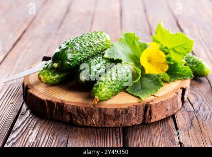 cetrioli su tagliere in legno, alimenti biologici freschi Foto Stock