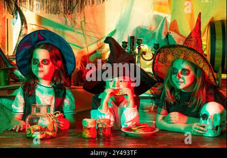 Bambini felici alla festa di Halloween. Bambini di gruppo come zombie o streghe pronti per un trucco o un regalo. Calaverita. Scherzi o dolcetti. Foto Stock