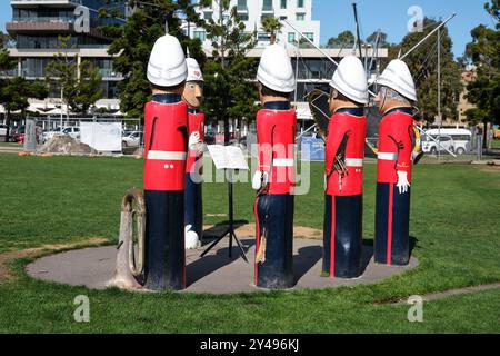 Voluntary Rifle Band, parte del Bollard Trail, arte pubblica scolpita da Jan Mitchell dai piloni del molo in legno, Geelong Waterfront, Victoria, Australia. Foto Stock