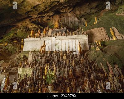 LAOS, LUANG PRABANG, PAK OU CAVEVAND HIS BUDDHA SCULPTURES Foto Stock