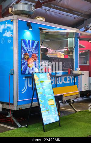 Immagine verticale di un furgone mobile che vende hamburger, patatine fritte e bevande al Queen Victoria Market nella città di Melbourne, Victoria, Australia. Foto Stock