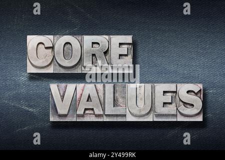 frase core values realizzata con letterpress metallizzato su sfondo jeans scuro Foto Stock