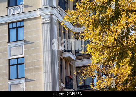 Autunno nella città serale, edificio e foglie gialle. Natura Foto Stock