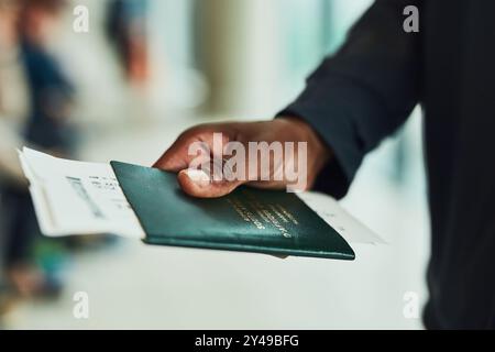 Mano, viaggio e persona con passaporto all'aeroporto per il viaggio, l'immigrazione o le vacanze. Primo piano, carta d'imbarco o passeggero con documenti o aereo Foto Stock