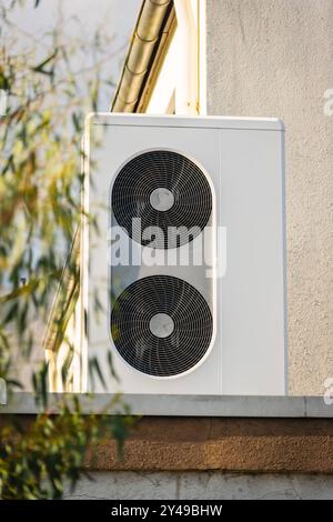 Eine Wärmepumpe auf dem Dach Einer Garage in Langenfeld, Deutschland Langenfeld Nordrhein-Westfalen Deutschland *** Una pompa di calore sul tetto di un garag Foto Stock