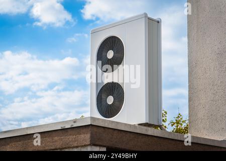 Eine Wärmepumpe auf dem Dach Einer Garage in Langenfeld, Deutschland Langenfeld Nordrhein-Westfalen Deutschland *** Una pompa di calore sul tetto di un garag Foto Stock