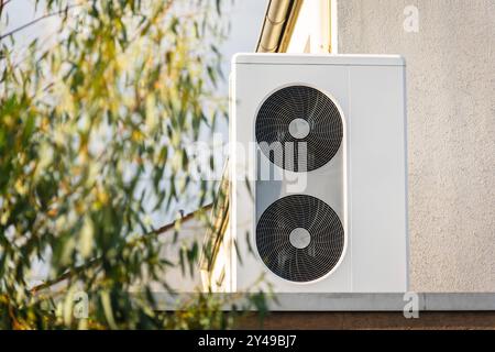 Eine Wärmepumpe auf dem Dach Einer Garage in Langenfeld, Deutschland Langenfeld Nordrhein-Westfalen Deutschland *** Una pompa di calore sul tetto di un garag Foto Stock