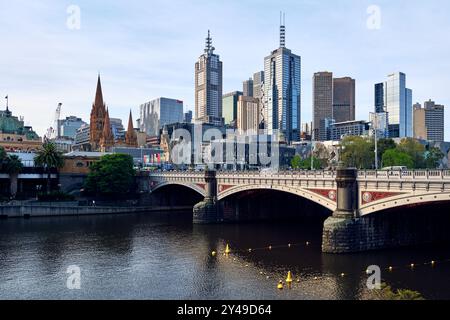 Vista sul fiume Yarra fino al Princes Bridge e allo skyline di Melbourne, visto da Southbank, Melbourne, Victoria, Australia. Foto Stock