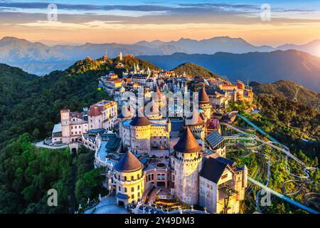 Vista aerea del villaggio francese sulle colline di Bana, da nang, Vietnam. Foto Stock