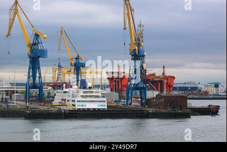 Belfast, Regno Unito. 16 settembre 2024: Nave da crociera a Harland & Wolff dry dock. Il cantiere navale, costruttore del Titanic, sta entrando in amministrazione, una procedura di insolvenza del Regno Unito, per il tempo 2d in 5 anni. Dalla sua fondazione nel 1861, 2.000 navi, navi offshore o strutture in acciaio sono cresciute nei cantieri Appledore & Befast H&W. La costruzione e la riparazione navale hanno rappresentato una parte importante della storia industriale portuale dell'Irlanda del Nord. Recentemente, il cantiere ha subito ritardi sulla nave residenziale Villa vie Residences Odyssey, aspettando mesi per iniziare una crociera senza fine. Crediti: Kevin Izorce/Alamy Live News Foto Stock