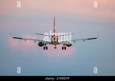 Flugzeug von Helvetic Airways bei der Landung am Flughafen Zürich. // 06.08.2024: Zürich, Schweiz *** Helvetic Airways atterra all'aeroporto di Zurigo 06 08 2024 Zurigo, Svizzera Foto Stock