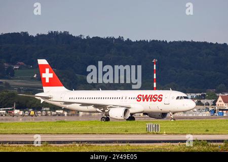 Flugzeug der Fluggesellschaft SWISS am Flughafen Zürich. // 06.08.2024: Zürich, Schweiz *** aeromobili della compagnia aerea SVIZZERA presso l'aeroporto di Zurigo 06 08 2024 Zurigo, Svizzera Foto Stock