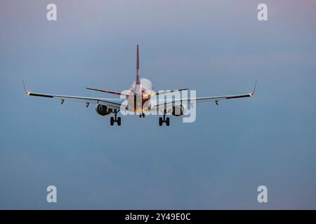 Flugzeug von Helvetic Airways bei der Landung am Flughafen Zürich. // 06.08.2024: Zürich, Schweiz *** Helvetic Airways atterra all'aeroporto di Zurigo 06 08 2024 Zurigo, Svizzera Foto Stock