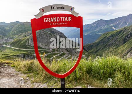 Gotthardpass mit Blick auf die Tremola. Grand Tour della Svizzera. Rundstrecke für Touristen im Auto oder auf dem Motorrad vorbei an den Highlights der Schweiz, vorbei an 46 Top-Attraktionen, Landschaften und über Fünf Alpenpässe. 84 Fotospot Inklusive. // 10.08.2024: Airolo, Kanton Tessin, Schweiz *** passo del San Gottardo con vista sul Grand Tour di Tremola in Svizzera percorso circolare per turisti in auto o in moto, oltre 46 attrazioni, paesaggi e oltre cinque passi alpini, 84 posti fotografici inclusi 10 08 2024 Airolo, Canton Ticino, Svizzera Foto Stock