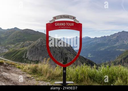 Gotthardpass mit Blick auf die Tremola. Grand Tour della Svizzera. Rundstrecke für Touristen im Auto oder auf dem Motorrad vorbei an den Highlights der Schweiz, vorbei an 46 Top-Attraktionen, Landschaften und über Fünf Alpenpässe. 84 Fotospot Inklusive. // 10.08.2024: Airolo, Kanton Tessin, Schweiz *** passo del San Gottardo con vista sul Grand Tour di Tremola in Svizzera percorso circolare per turisti in auto o in moto, oltre 46 attrazioni, paesaggi e oltre cinque passi alpini, 84 posti fotografici inclusi 10 08 2024 Airolo, Canton Ticino, Svizzera Foto Stock