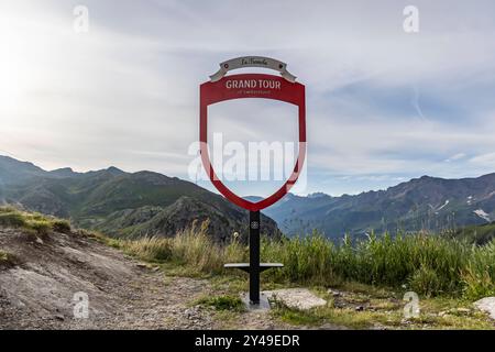 Gotthardpass mit Blick auf die Tremola. Grand Tour della Svizzera. Rundstrecke für Touristen im Auto oder auf dem Motorrad vorbei an den Highlights der Schweiz, vorbei an 46 Top-Attraktionen, Landschaften und über Fünf Alpenpässe. 84 Fotospot Inklusive. // 10.08.2024: Airolo, Kanton Tessin, Schweiz *** passo del San Gottardo con vista sul Grand Tour di Tremola in Svizzera percorso circolare per turisti in auto o in moto, oltre 46 attrazioni, paesaggi e oltre cinque passi alpini, 84 posti fotografici inclusi 10 08 2024 Airolo, Canton Ticino, Svizzera Foto Stock