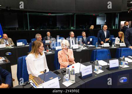 17 settembre 2024, Francia, Straßburg: Ursula von der Leyen (CDU, r), Presidente della Commissione europea, siede nell'edificio del Parlamento europeo in vista della Conferenza dei presidenti e dei colloqui con Roberta Metsola (Partit Nazzjonalista), Presidente del Parlamento europeo. I capi di Stato e di governo avevano precedentemente nominato candidati per il Collegio dei Commissari. Foto: Philipp von Ditfurth/dpa Foto Stock