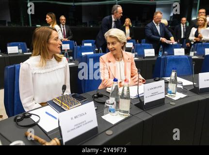 17 settembre 2024, Francia, Straßburg: Ursula von der Leyen (CDU, r), Presidente della Commissione europea, siede nell'edificio del Parlamento europeo in vista della Conferenza dei presidenti e dei colloqui con Roberta Metsola (Partit Nazzjonalista), Presidente del Parlamento europeo. I capi di Stato e di governo avevano precedentemente nominato candidati per il Collegio dei Commissari. Foto: Philipp von Ditfurth/dpa Foto Stock