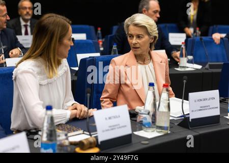 17 settembre 2024, Francia, Straßburg: Ursula von der Leyen (CDU, r), Presidente della Commissione europea, siede nell'edificio del Parlamento europeo in vista della Conferenza dei presidenti e dei colloqui con Roberta Metsola (Partit Nazzjonalista), Presidente del Parlamento europeo. I capi di Stato e di governo avevano precedentemente nominato candidati per il Collegio dei Commissari. Foto: Philipp von Ditfurth/dpa Foto Stock