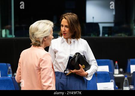 17 settembre 2024, Francia, Straßburg: Ursula von der Leyen (CDU, l), Presidente della Commissione europea, si trova nell'edificio del Parlamento europeo davanti alla Conferenza dei presidenti e parla con Valerie Hayer (France Renaissance), leader del gruppo Renew. I capi di Stato e di governo avevano precedentemente nominato candidati per il Collegio dei Commissari. Foto: Philipp von Ditfurth/dpa Foto Stock