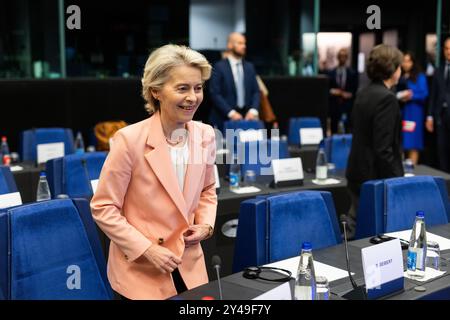 17 settembre 2024, Francia, Straßburg: Ursula von der Leyen (CDU), Presidente della Commissione europea, arriva al suo seggio nell'edificio del Parlamento europeo in vista della Conferenza dei presidenti. I capi di Stato e di governo avevano precedentemente nominato candidati per il Collegio dei Commissari. Foto: Philipp von Ditfurth/dpa Foto Stock