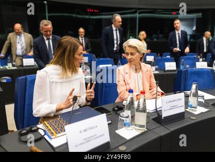 17 settembre 2024, Francia, Straßburg: Ursula von der Leyen (CDU, r), Presidente della Commissione europea, siede nell'edificio del Parlamento europeo in vista della Conferenza dei presidenti e dei colloqui con Roberta Metsola (Partit Nazzjonalista), Presidente del Parlamento europeo. I capi di Stato e di governo avevano precedentemente nominato candidati per il Collegio dei Commissari. Foto: Philipp von Ditfurth/dpa Foto Stock