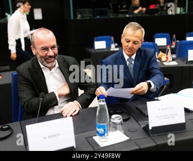 17 settembre 2024, Francia, Straßburg: Manfred Weber (l, CSU), presidente del gruppo PPE, siede accanto a Simon Busuttil (Partit Nazzjonalista), Segretario generale del gruppo PPE, in vista della Conferenza dei presidenti nell'edificio del Parlamento europeo. I capi di Stato e di governo avevano precedentemente nominato candidati per il Collegio dei Commissari. Foto: Philipp von Ditfurth/dpa Foto Stock