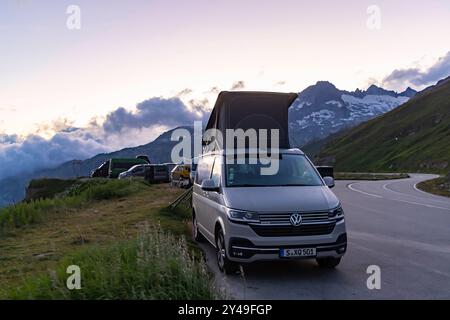 Furkapass. Grand Tour della Svizzera. Rundstrecke für Touristen im Auto oder auf dem Motorrad vorbei an den Highlights der Schweiz, vorbei an 46 Top-Attraktionen, Landschaften und über Fünf Alpenpässe. 84 Fotospot Inklusive. // 10.08.2024: Realp, Kanton Uri, Schweiz *** Furka Pass Grand Tour of Switzerland percorso circolare per turisti in auto o in motocicletta, oltre 46 attrazioni principali, paesaggi e oltre cinque passi alpini 84 spot fotografici inclusi 10 08 2024 Realp, Canton Uri, Svizzera Foto Stock