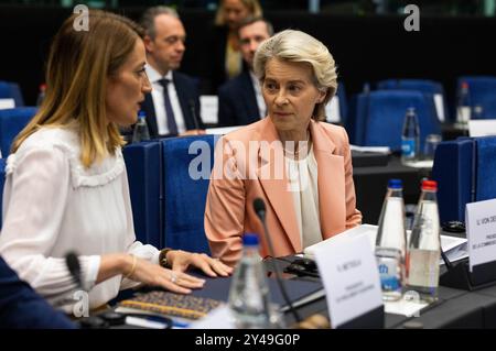 17 settembre 2024, Francia, Straßburg: Ursula von der Leyen (CDU, r), Presidente della Commissione europea, siede nell'edificio del Parlamento europeo in vista della Conferenza dei presidenti e dei colloqui con Roberta Metsola (Partit Nazzjonalista), Presidente del Parlamento europeo. I capi di Stato e di governo avevano precedentemente nominato candidati per il Collegio dei Commissari. Foto: Philipp von Ditfurth/dpa Foto Stock