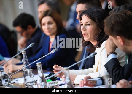 17 settembre 2024, Moldavia, Chisinau: Annalena Baerbock (seconda da destra, Alleanza 90/Verdi), ministro degli Esteri della Repubblica Federale di Germania, interviene alla conferenza della piattaforma di sostegno della Moldavia nel Palazzo della Repubblica. Accanto a lei ci sono Maia Sandu (l), presidente della Repubblica di Moldova, e Mihai Popsoi (nascosto), ministro degli Esteri della Repubblica di Moldova. Il ministro degli Esteri tedesco Baerbock partecipa alla riunione della piattaforma di partenariato della Moldova, una conferenza internazionale dei donatori che sostiene la Repubblica di Moldova, che sta particolarmente soffrendo per il c Foto Stock