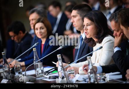 17 settembre 2024, Moldavia, Chisinau: Annalena Baerbock (seconda da destra, Alleanza 90/Verdi), ministro degli Esteri della Repubblica Federale di Germania, interviene alla conferenza della piattaforma di sostegno della Moldavia nel Palazzo della Repubblica. Accanto a lei ci sono Maia Sandu (l), presidente della Repubblica di Moldova, e Mihai Popsoi, ministro degli Esteri della Repubblica di Moldova. Il ministro degli Esteri tedesco Baerbock partecipa alla riunione della piattaforma di partenariato della Moldova, una conferenza internazionale dei donatori che sostiene la Repubblica moldova, che sta particolarmente soffrendo per le conseguenze del TH Foto Stock