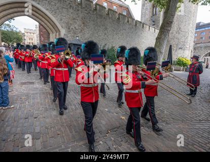 Città di Londra, Regno Unito. 16 settembre 2024. Il Royal Regiment of Fusiliers marciano attraverso la City of London, esercitando la loro libertà di città e per celebrare il centenario del privilegio conferito al reggimento. I privilegi risalenti al 13 ottobre 1924 consentono al reggimento di esercitare il diritto di marciare attraverso la City di Londra con battitori, colpi di batteria, e baionette fissate in una parata dalla Torre di Londra alla Guildhall. Immagine: Banda delle guardie irlandesi nella parata che lascia la Torre di Londra. Crediti: Malcolm Park/Alamy Live News Foto Stock