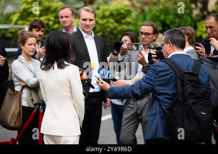 Chisinau, Moldavia. 17 settembre 2024. Annalena Baerbock (Alleanza 90/Verdi), ministro degli Esteri, parla ai rappresentanti dei media prima dell'inizio della conferenza sulla piattaforma di sostegno della Moldova di fronte al Palazzo della Repubblica. Il ministro degli Esteri tedesco Baerbock partecipa alla riunione della "piattaforma di partenariato per la Moldova”, una conferenza internazionale dei donatori che sostiene la Repubblica moldova, che sta subendo in particolare le conseguenze della guerra in Ucraina. La Moldavia è uno dei paesi più poveri d'Europa. Crediti: Bernd von Jutrczenka/dpa/Alamy Live News Foto Stock