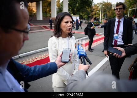 Chisinau, Moldavia. 17 settembre 2024. Annalena Baerbock (Alleanza 90/Verdi), ministro degli Esteri, parla ai rappresentanti dei media prima dell'inizio della conferenza sulla piattaforma di sostegno della Moldova di fronte al Palazzo della Repubblica. Il ministro degli Esteri tedesco Baerbock partecipa alla riunione della "piattaforma di partenariato per la Moldova”, una conferenza internazionale dei donatori che sostiene la Repubblica moldova, che sta subendo in particolare le conseguenze della guerra in Ucraina. La Moldavia è uno dei paesi più poveri d'Europa. Crediti: Bernd von Jutrczenka/dpa/Alamy Live News Foto Stock