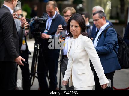 Chisinau, Moldavia. 17 settembre 2024. Annalena Baerbock (Alleanza 90/Verdi), ministro degli Esteri, parla ai rappresentanti dei media prima dell'inizio della conferenza sulla piattaforma di sostegno della Moldova di fronte al Palazzo della Repubblica. Il ministro degli Esteri tedesco Baerbock partecipa alla riunione della "piattaforma di partenariato per la Moldova”, una conferenza internazionale dei donatori che sostiene la Repubblica moldova, che sta subendo in particolare le conseguenze della guerra in Ucraina. La Moldavia è uno dei paesi più poveri d'Europa. Crediti: Bernd von Jutrczenka/dpa/Alamy Live News Foto Stock