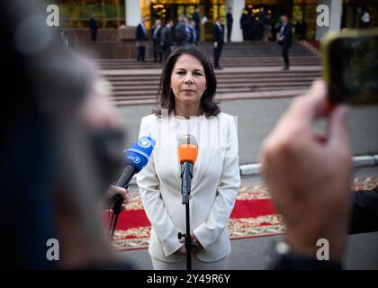 Chisinau, Moldavia. 17 settembre 2024. Annalena Baerbock (Alleanza 90/Verdi), ministro degli Esteri, parla ai rappresentanti dei media prima dell'inizio della conferenza sulla piattaforma di sostegno della Moldova di fronte al Palazzo della Repubblica. Il ministro degli Esteri tedesco Baerbock partecipa alla riunione della "piattaforma di partenariato per la Moldova”, una conferenza internazionale dei donatori che sostiene la Repubblica moldova, che sta subendo in particolare le conseguenze della guerra in Ucraina. La Moldavia è uno dei paesi più poveri d'Europa. Crediti: Bernd von Jutrczenka/dpa/Alamy Live News Foto Stock