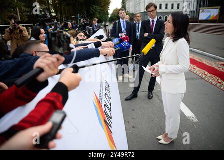 Chisinau, Moldavia. 17 settembre 2024. Annalena Baerbock (Alleanza 90/Verdi), ministro degli Esteri, parla ai rappresentanti dei media prima dell'inizio della conferenza sulla piattaforma di sostegno della Moldova di fronte al Palazzo della Repubblica. Il ministro degli Esteri tedesco Baerbock partecipa alla riunione della "piattaforma di partenariato per la Moldova”, una conferenza internazionale dei donatori che sostiene la Repubblica moldova, che sta subendo in particolare le conseguenze della guerra in Ucraina. La Moldavia è uno dei paesi più poveri d'Europa. Crediti: Bernd von Jutrczenka/dpa/Alamy Live News Foto Stock