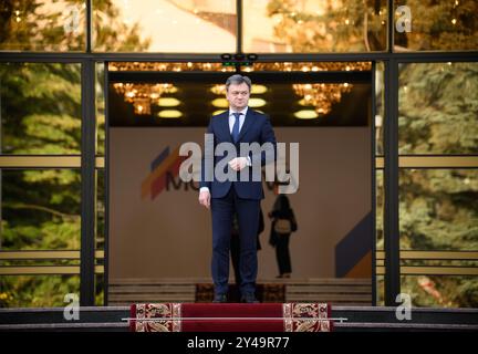 Chisinau, Moldavia. 17 settembre 2024. Dorin Recean, primo ministro della Repubblica di Moldova, attende i partecipanti alla conferenza della piattaforma di sostegno della Moldova nel Palazzo della Repubblica. Il ministro degli Esteri tedesco Baerbock partecipa alla riunione della piattaforma di partenariato della Moldova, una conferenza internazionale dei donatori che sostiene la Repubblica moldova, che sta particolarmente soffrendo per le conseguenze della guerra in Ucraina. La Moldavia è uno dei paesi più poveri d'Europa. Crediti: Bernd von Jutrczenka/dpa/Alamy Live News Foto Stock