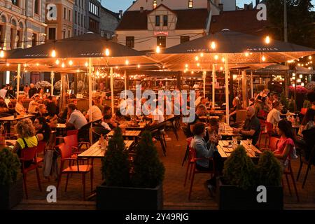 Riga, Lettonia - 22 luglio 2024: Persone al bar nel centro di riga. Foto Stock